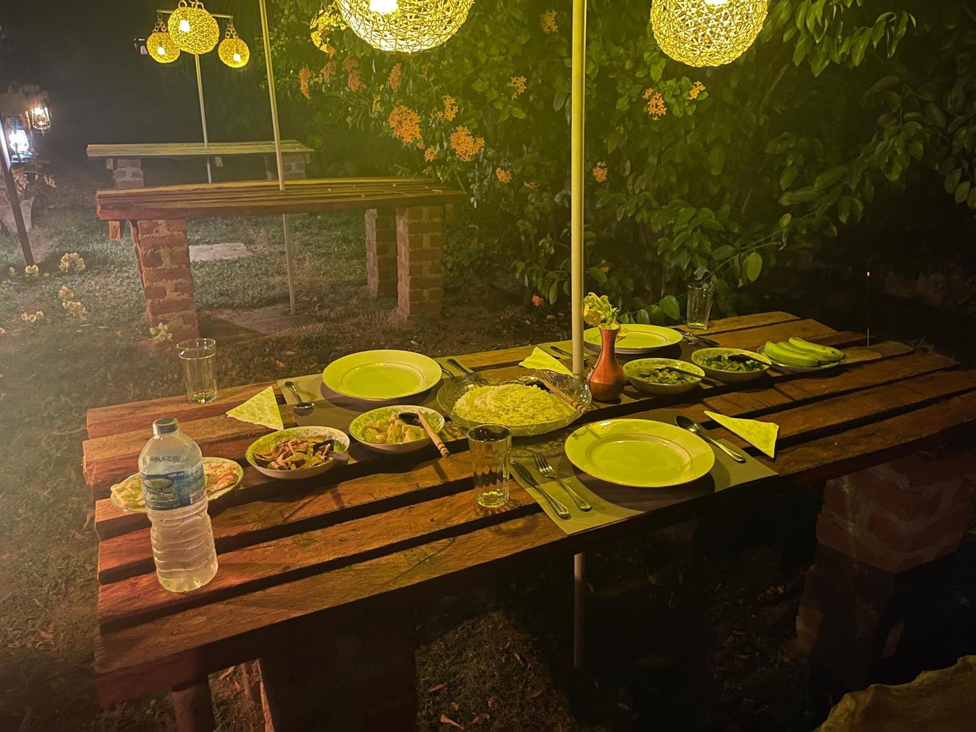 Charitha Rest Hotel Ampara Buitenkant foto